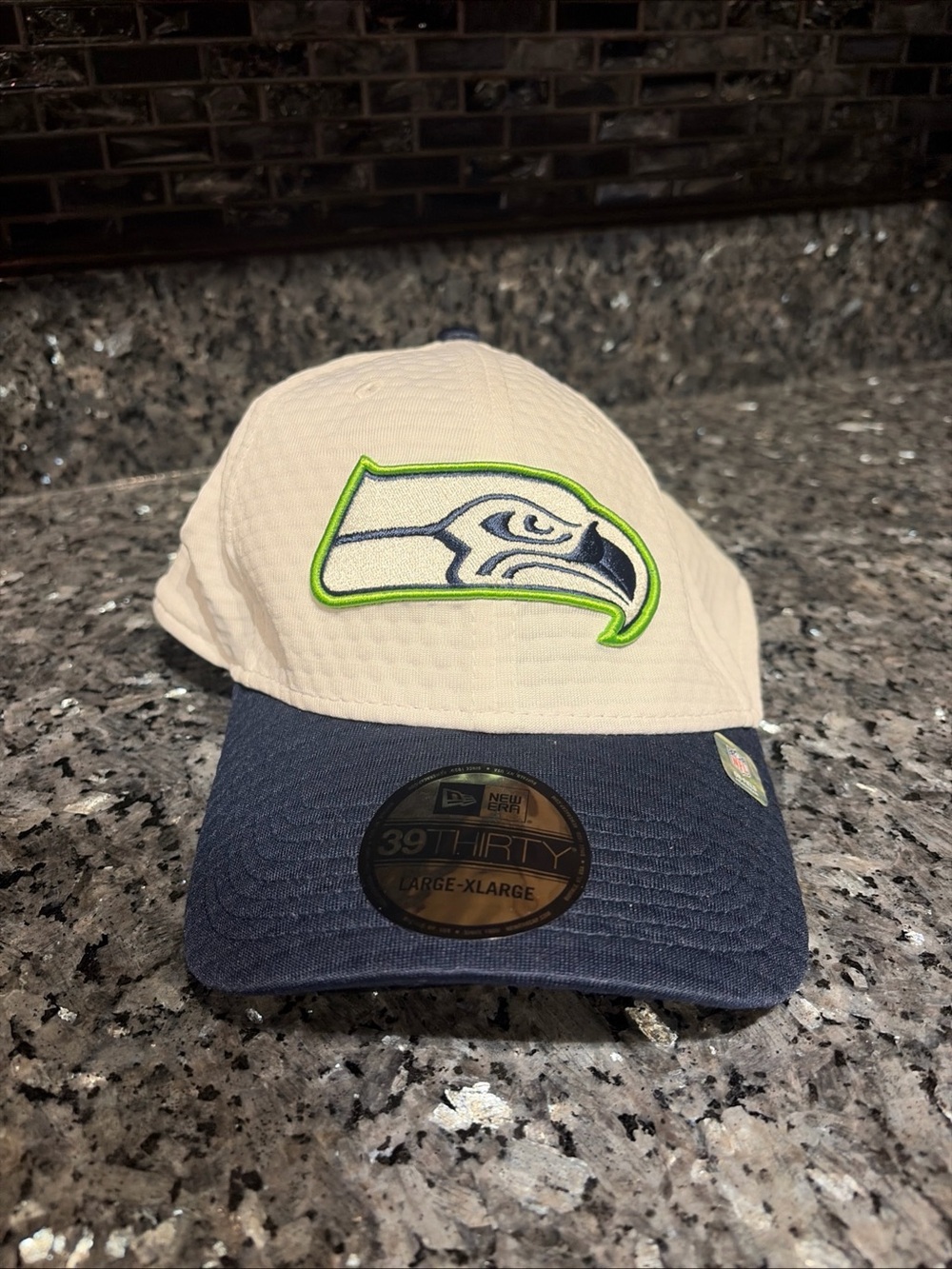New Era 39thirty L/XL Seattle Seahawks NFL fitted Hat NWT Embroidered Stretch